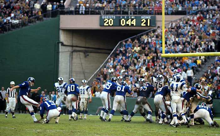 The Giants’ Pete Gogolak with a chip shot at the close-in goalpost against the Rams in the L.A. Coliseum in 1968. (Neil Leifer/Sports Illustrated)